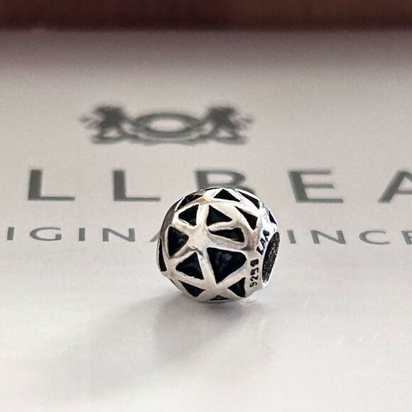 TROLLBEADS Retired Triangles Silver Bead LAA 925S NEW! - Picture 2 of 3